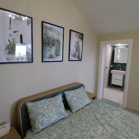 The Tree Palm Trees * נאה פוטידאה